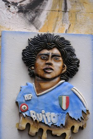 Foto de Obra dedicada a Diego Armando Maradona con la histórica camiseta de fútbol Napoli patrocinada por 'Buitoni'. La obra se encuentra en Nápoles en Largo Maradona. - Imagen libre de derechos