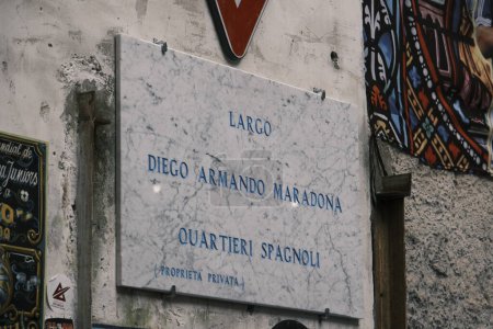 Foto de La placa que indica que estamos en Largo Diego Armando Maradona en los barrios españoles de Nápoles. - Imagen libre de derechos
