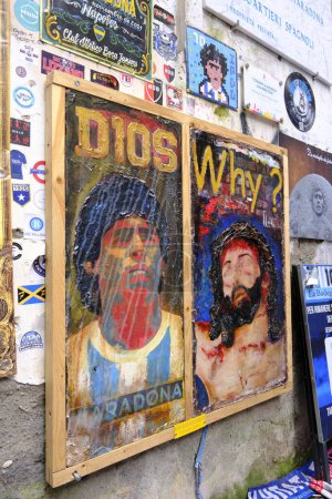 Téléchargez les photos : Les deux tableaux représentent Diego Armando Maradona appelé 'Dios' (Dieu) et ensuite le visage de Jésus qui se demande 'pourquoi' ? Maradona serait Dieu ? Nous sommes à Largo Maradona à Naples. - en image libre de droit