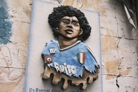 Foto de Obra dedicada a Diego Armando Maradona con la histórica camiseta de fútbol Napoli patrocinada por 'Buitoni'. Filmado con simulación de película Neg Classic de Fujifilm. - Imagen libre de derechos