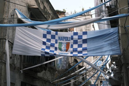 Foto de Banner con el tercer escudo de fútbol Napoli en el centro rodeado por una bandera a cuadros azul y por lo tanto por los colores blanco y azul típicos del equipo Napoli SSC. Versión de simulación de película Fujifilm Nostalgic Neg. - Imagen libre de derechos
