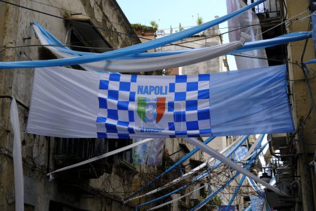 Foto de Banner con el tercer escudo de fútbol Napoli en el centro rodeado por una bandera a cuadros azul y por lo tanto por los colores blanco y azul típicos del equipo Napoli SSC. - Imagen libre de derechos