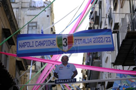 Foto de Bandera con el tercer campeonato Napoli Calcio en el centro y la inscripción que dice: 'Napoli Campeón de Italia 2022 /' 23 'Bajo la bandera la silueta del entrenador Napoli Luciano Spalletti. - Imagen libre de derechos