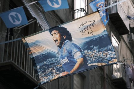 Foto de Bandone con la imagen de Diego Armando Maradona vistiendo la legendaria camiseta de fútbol Napoli con el patrocinador Buitoni, y en el fondo el estadio en Nápoles dedicado a él. - Imagen libre de derechos
