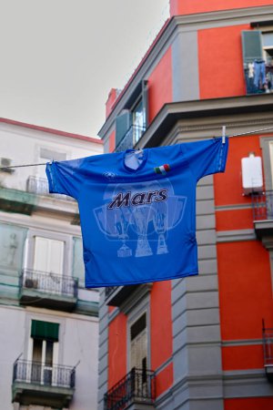 Foto de La camisa Napoli suspendida entre las calles de los barrios de Nápoles para celebrar el tercer campeonato. Estamos en la calle Fratelli Ruggi. - Imagen libre de derechos