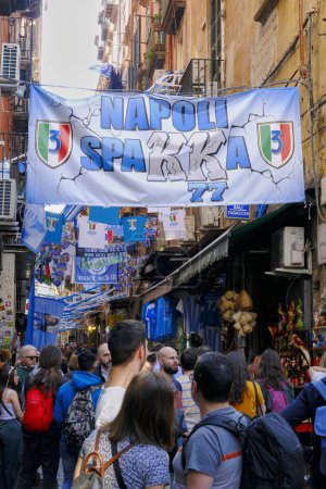Foto de Napoli Spakka (palabra derivada de Spaccanapoli), estamos en Via San Biagio dei Librai (Spaccanapoli) en el cruce con vía San Gregorio Armeno. - Imagen libre de derechos