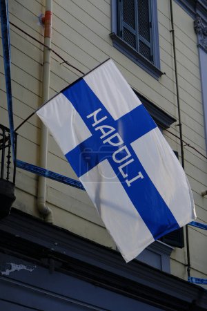 Foto de La bandera de Finlandia con el nombre de la ciudad de Nápoles en el centro. Estamos en Nápoles durante las celebraciones por el tercer campeonato. - Imagen libre de derechos
