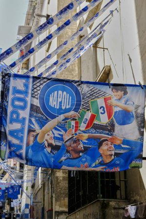 Foto de SSC Napoli bandera con los jugadores de hoy y Diego Armando Maradona, con los tres campeonatos ganados por el equipo de fútbol. - Imagen libre de derechos