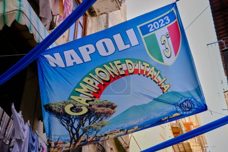 Foto de Bandera de Nápoles Campione d 'Italia entre los barrios históricos de la ciudad en el sur de Italia. - Imagen libre de derechos