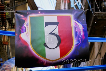 Foto de El tercer escudo de la SSC Napoli Campione d 'Italia, suspendido en los callejones de la ciudad napolitana. - Imagen libre de derechos