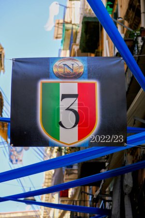 Foto de El tercer scudetto de SSC Napoli suspendido en los callejones de la ciudad napolitana. - Imagen libre de derechos