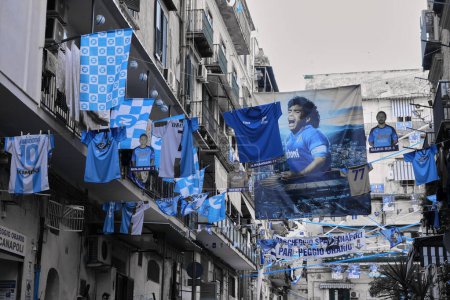 Foto de Foto a color parcial (azul) y monocromo para los demás. Estamos en los callejones del centro histórico de Nápoles durante las celebraciones por el tercer campeonato SSC Napoli. - Imagen libre de derechos