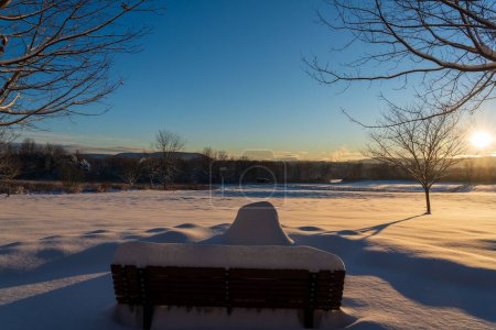 Foto de Salida del sol en un día nevado en invierno. - Imagen libre de derechos
