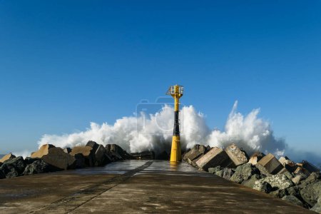 Téléchargez les photos : Barrage de Barra sur une journée de grandes vagues contre les falaises à Anglet - en image libre de droit