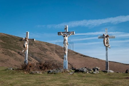 Téléchargez les photos : Calvaire sur la montagne d'Ainhoa avec les trois croix symbolisant la mort de Jésus - en image libre de droit