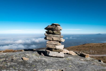 Téléchargez les photos : Pyramide de pierres au sommet de la montagne de La Rhune - en image libre de droit