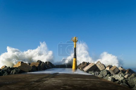 Téléchargez les photos : Dique da Barra lors d'une journée de grosses vagues contre les falaises d'Anglet - en image libre de droit