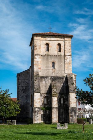 Foto de Fachada de la Iglesia de San Pedro en Saint-Pee Sur Nivelle en el País Vasco en Francia - Imagen libre de derechos