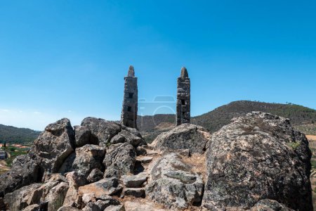 Foto de Restos de pilares de granito donde se colgaron forajidos en Feixiel, Vila Flor, Portugal - Imagen libre de derechos