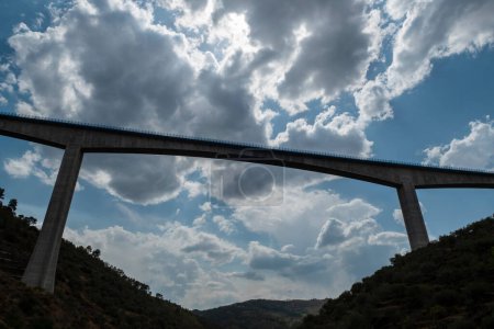 Foto de Puente de hormigón muy alto visto desde el río Tua en Portugal - Imagen libre de derechos