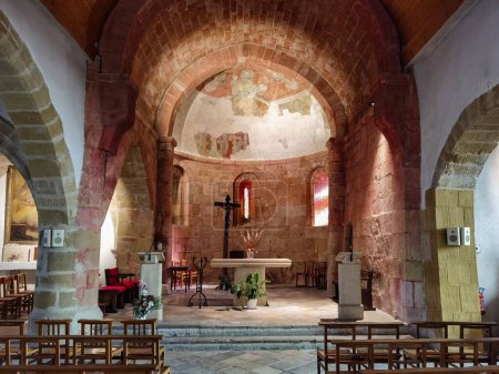 Foto de Interior y altar de la Iglesia de San Vicente y Diácono de Tarnos en el País Vasco, Francia - Imagen libre de derechos