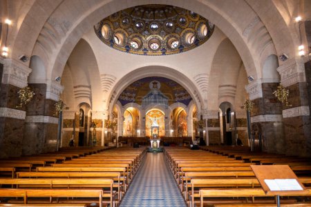 Foto de Interior y altar de la Iglesia de Nuestra Señora de Lourdes, iglesia católica en la ciudad de Lourdes, Francia - Imagen libre de derechos