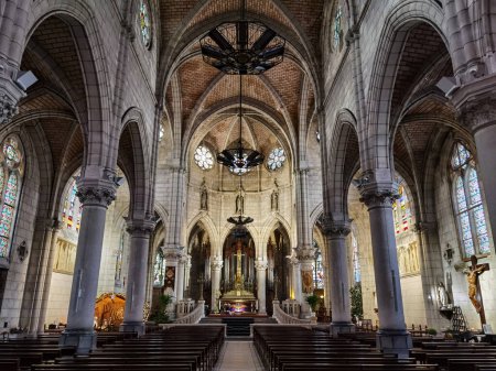 Téléchargez les photos : Intérieur et autel de l'église Sainte Eugénie à Biarritz au Pays Basque, France - en image libre de droit