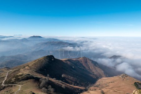 Téléchargez les photos : Vue panoramique depuis la montagne de La Rhune au Pays Basque avec des montagnes en arrière-plan avec un peu de brouillard dans les hauts - en image libre de droit