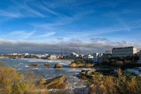 Foto de Vista panorámica de parte de la ciudad de Biarritz, con la playa y algunas rocas en frente y un fuerte oleaje del mar - Imagen libre de derechos