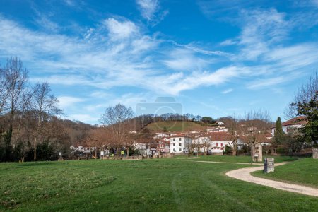 Vue partielle de la ville de Saint Pee Sur Nivelle au Pays Basque, France