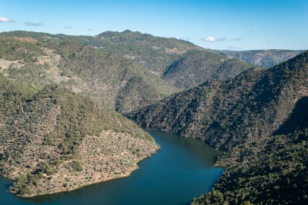 Téléchargez les photos : Entre collines et montagnes la rivière Tua vue du point de vue, Olhos do Tua à Castanheiro do Norte, Portugal - en image libre de droit