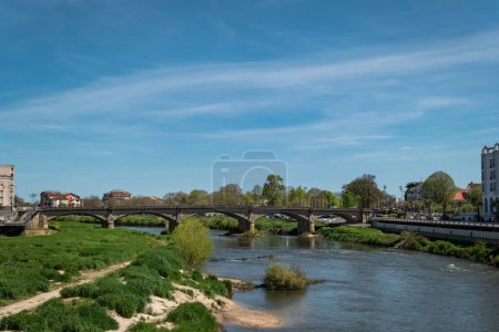 Téléchargez les photos : Pont en pierre traversant la rivière Adour à Dax au Pays Basque, France - en image libre de droit