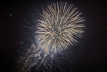 Buntes Feuerwerk über dem Nachthimmel. Feier eines festlichen Ereignisses, abstrakter Feiertagshintergrund