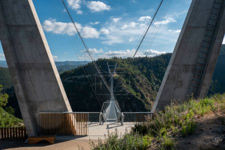 Eingang zur Metallbrücke über den Fluss Paiva in Arouca, Portugal, eine der höchsten und längsten Brücken Europas