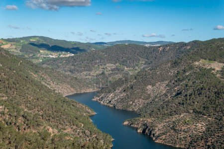 Téléchargez les photos : Entre collines et montagnes la rivière Tua vue du point de vue, Olhos do Tua à Castanheiro do Norte, Portugal - en image libre de droit