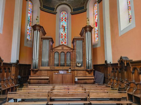 Téléchargez les photos : Intérieur et orgue de l'église Saint Jean Baptiste à Hasparren au Pays Basque, France - en image libre de droit