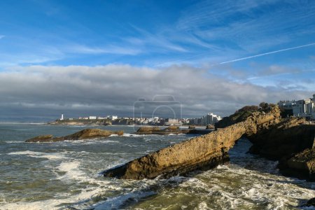 Foto de Vista panorámica de parte de la ciudad de Biarritz, con la playa y algunas rocas en frente y un fuerte oleaje de mar - Imagen libre de derechos