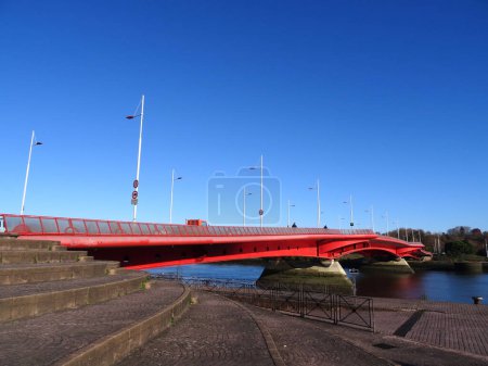 Foto de Puente rojo sobre el río Adour en Bayona en el País Vasco, Francia - Imagen libre de derechos