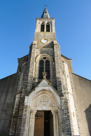 Foto de Parte de la fachada principal de la Iglesia de San Pedro en Ondres - Imagen libre de derechos
