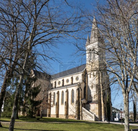 Foto de Iglesia de San Vicente de Ustaritz en el País Vasco - Imagen libre de derechos