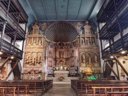 Téléchargez les photos : Autel et intérieur de l'église Saint-Pierre à Saint-Pee-Sur-Nivelle, France - en image libre de droit