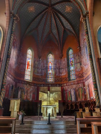 Foto de Iglesia de San Vicente de Ustaritz Altar en el País Vasco - Imagen libre de derechos