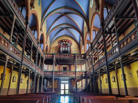 Foto de Órgano e interior de la Iglesia de San Vicente de Ustaritz en el País Vasco - Imagen libre de derechos