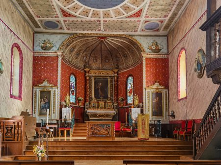 Téléchargez les photos : Autel et intérieur de l'église Saint-Laurent d'Arbonne au Pays Basque - en image libre de droit