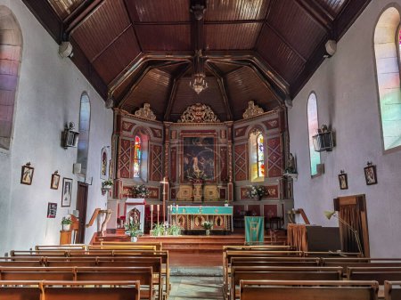 Téléchargez les photos : Intérieur et autel de l'église Saint-Barthélemy de Bassussarry au Pays Basque, France - en image libre de droit