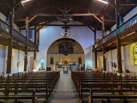 Téléchargez les photos : Intérieur et autel de l'église Sainte Anne à Hendaya au Pays Basque - en image libre de droit