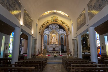 Téléchargez les photos : Intérieur et autel de l'église Notre-Dame de l'Incarnation à Mirandela, Portugal - en image libre de droit