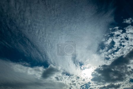 Téléchargez les photos : Ciel nuageux dramatique au crépuscule avec le soleil légèrement caché au milieu - en image libre de droit