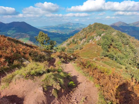 Téléchargez les photos : Chemin au sommet de la montagne Bidarray un jour d'automne au Pays Basque, France - en image libre de droit