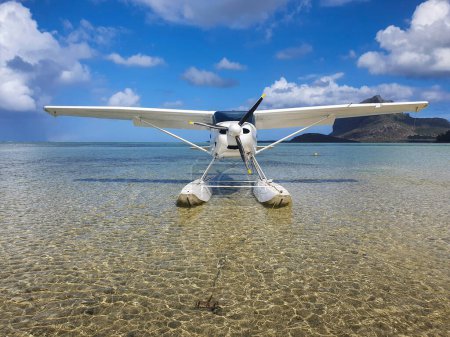 Téléchargez les photos : Petit avion hélice atterri sur l'eau de la plage prêt pour le plaisir - en image libre de droit